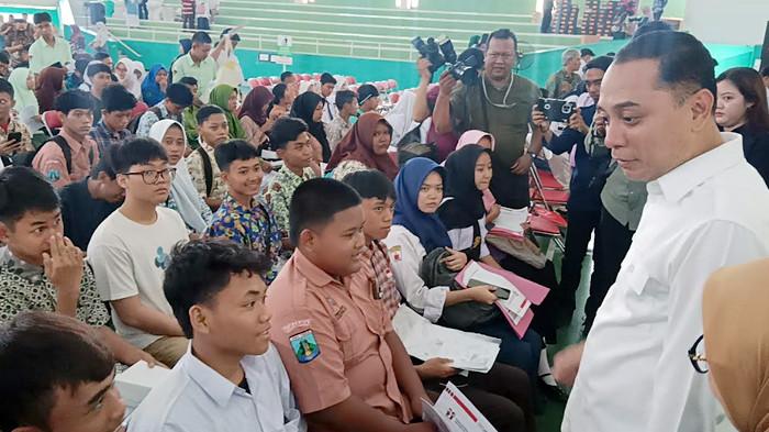 Penyerahan Bantuan Seragam Siswa Miskin SD-SMP di Surabaya, Ditarget Tuntas Akhir Juli