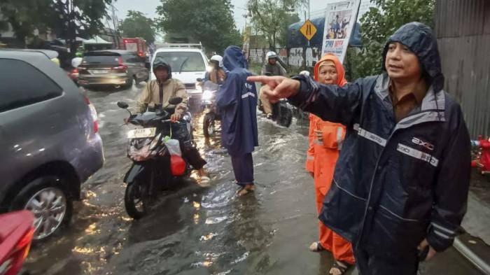 FOKUS CEGAH GENANGAN — Sejumlah kawasan di Surabaya sempat terendam air saat awal musim penghujan awal November 2025, mendapat perhatian serius Wali Kota Surabaya, Eri Cahyadi. Tahun depan, Pemkot Surabaya akan kembali melaksanakan percepatan pembangunan saluran hingga rumah pompa di beberapa titik sekaligus.