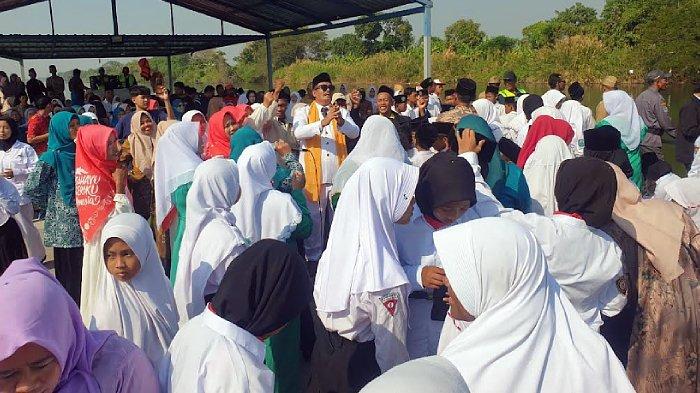 Peringati HUT RI ke-79, Warga Gresik Nyanyikan Indonesia Raya di Atas Sungai Bengawan Solo