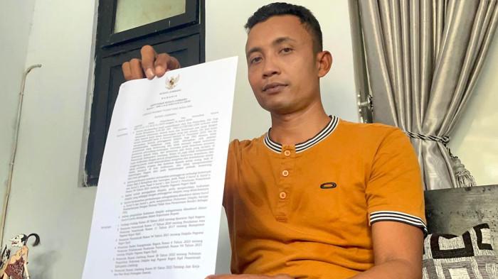 GURU ASN DIPECAT - Yogi Susilo, guru ASN Jombang yang dipecat saat memegang Surat Keputusan (SK) Bupati terkait pemecatannya, di Kabupaten Jombang, Jawa Timur pada Rabu (29/4/2026). Aktivis nilai kasus perlu mendapatkan perhatian serius.