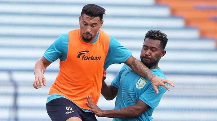 Alex Dos Santos Goncalves (kiri) striker asing baru Persela Lamongan asal Brasil 