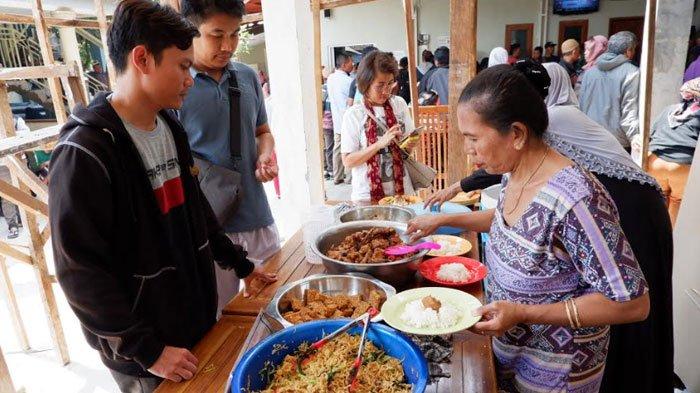 
Aminah saat berjaga di meja makanan gratis untuk pasien 