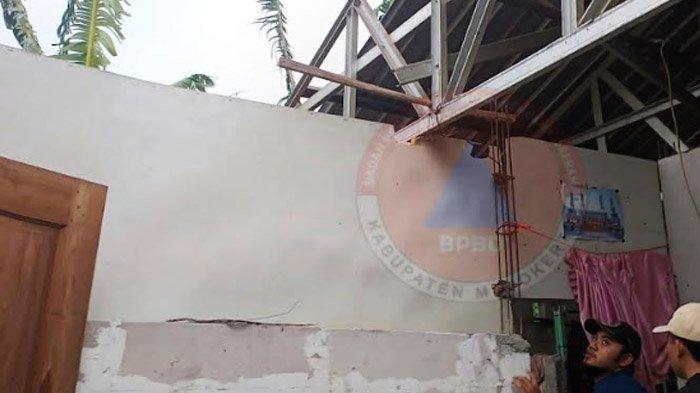 Dahsyatnya Lintasan Angin Kencang di Kab Mojokerto, Puluhan Rumah di Kecamatan Kemlagi Porak Poranda