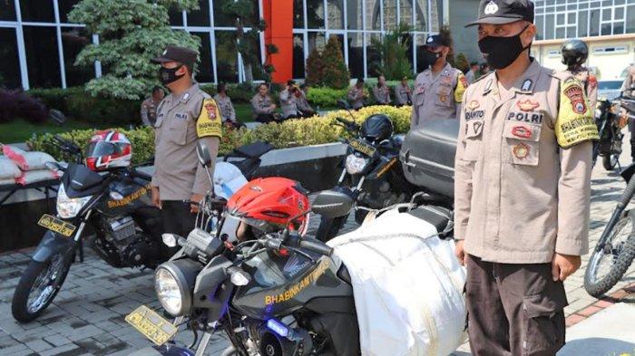 Dibantu Bhabinkamtibmas Polres Gresik, Yayasan Buddha Tzu Chi Salurkan Bantuan Beras 2 Ton ke Warga