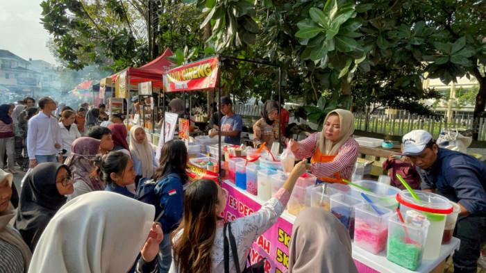 TAKJIL - Warga membeli takjil berbuka puasa di Pasar Takjil Jalan Surabaya, Kota Malang, Jawa Timur, Kamis (19/2/2026). Pasar Takjil Jalan Surabaya ramai dikunjungi masyarakat saat bulan Ramadhan untuk mencari beraneka ragam hidangan berbuka puasa seperti gorengan, minuman dingin, hingga makanan lauk pauk. SURYA/PURWANTO