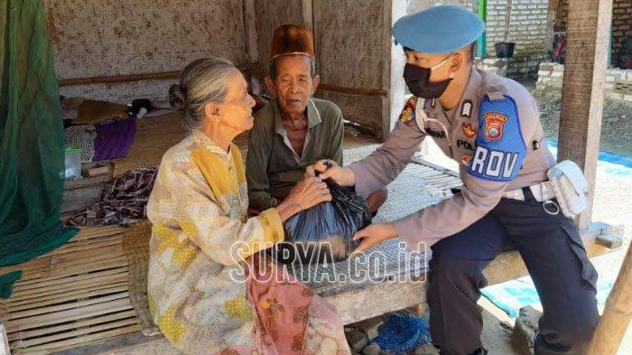 Bhabinkamtibmas Desa Majungan Pamekasan Beri Bantuan Sembako untuk Lansia saat Pandemi Covid-19