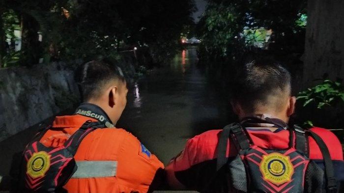 BREAKING NEWS - Remaja SMP Hanyut Terseret Arus Sungai Simohilir Surabaya, Tim SAR Mulai Pencarian