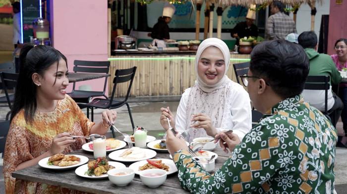 BUKA BERSAMA - Preview buka puas bersama di Artotel TS Suites Surabaya, Jawa Tmur. Pada Ramadan 2026 ini, ada program hadiah sepeda listrik dan pemesanan 10 gratis satu dengan menu-menu kuliner nusantara.