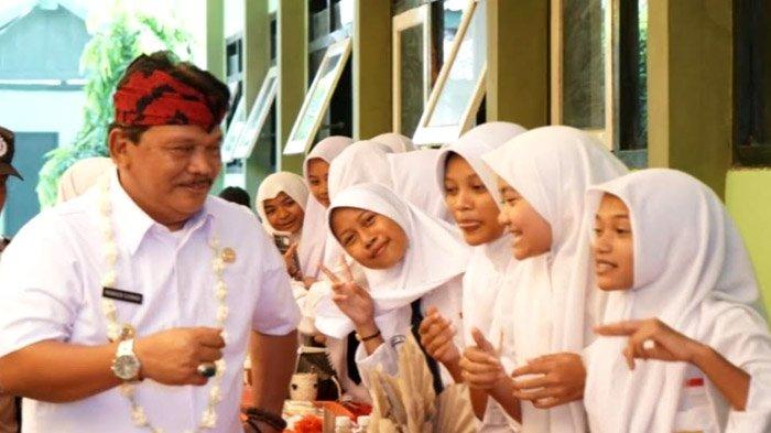 Beri Motivasi Pelajar SMP, Bupati Nganjuk Ajak Mengejar Sukses Dengan Kharakter dan Kekuatan Moral