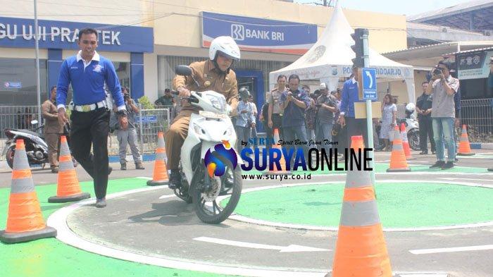 Bupati Sidoarjo, Saiful Ilah, saat mencoba ujian praktik SIM sepeda motor untuk pengurusan SIM C di Satpas Polresta Sidoarjo, Selasa (4/11/2019). 