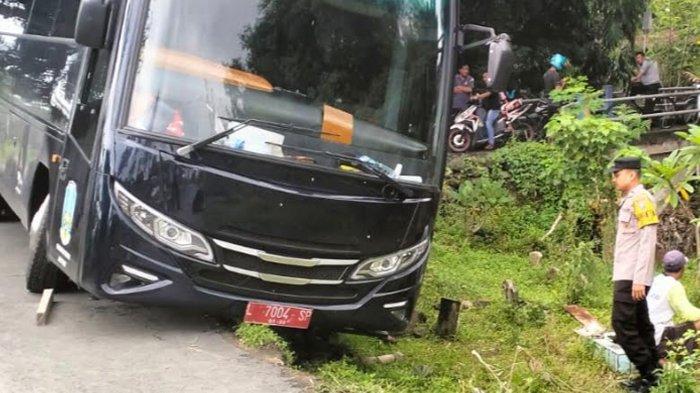 Pulang dari Yogyakarta, Bus Pemprov Jatim Nyasar Masuk Jalan ke Pemakaman Umum di Pare Kediri