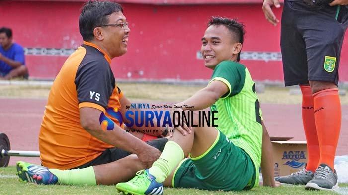 Abu Rizal Maulana (tengah).