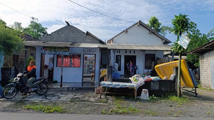DAMPAK ANGIN KENCANG - Kondisi sejumlah rumah warga rusak dan beberapa pohon tumbang akibat diterjang angin kencang dan hujan es di Dusun Sumbernanas, Desa/Kecamatan Ponggok, Kabupaten Blitar, Jawa Timur, Sabtu (31/1/2026).