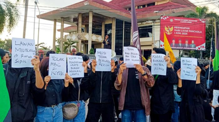 DEMO MAHASISWA - Aksi Cipayung Plus Jember dan BEM se-Jember saat menggelar demo di Bundaran DPRD Kabupaten Jember, Jawa Timur, Senin (15/6/2026). Mereka menyampaikan empat tuntutan besar melalui aksi tersebut.