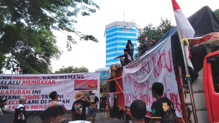 FOTO DOK. DEMONSTRASI - 2 truk penuh tumpukan sound horeg dari massa aksi Gerakan Sopir Jawa Timur (GSJT) mengepung gerbang pintu pagar Kantor PT Pertamina Patra Niaga Regional Jatimbalinus Jalan Jagir Wonokromo No. 88, Jagir, Wonokromo Kota Surabaya, pada Selasa (25/11/2025) .Aksi demo para sopir truk direncanakan kembali digelar besok, Rabu (28/4/2026)