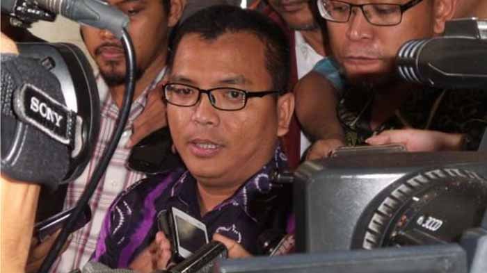 Mantan Wakil Menteri Hukum dan HAM, Denny Indrayana, tiba di Bareskrim Polri, Kamis (2/4/2015). Denny dipanggil sebagai tersangka untuk pemeriksaan lanjutan kasus dugaan korupsi payment gateway di Kemenkumham.