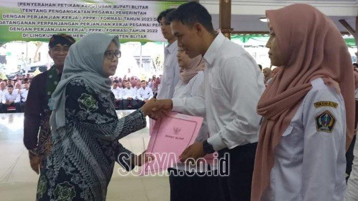 Sempat Molor, Pemkab Blitar Akhirnya Serahkan SK Pengangkatan 2.076 PPPK