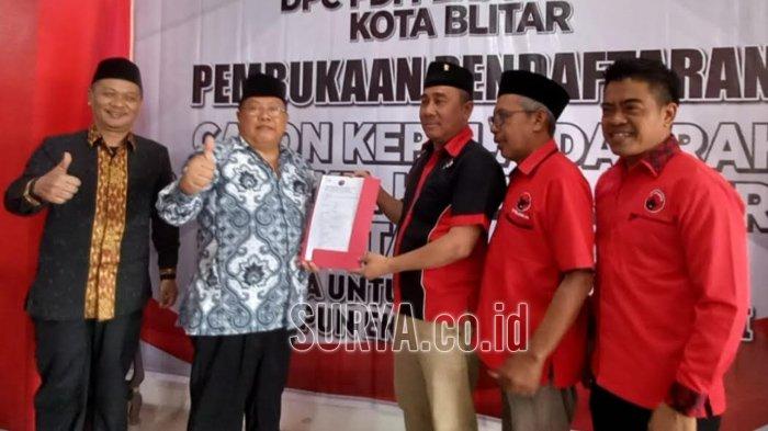 Santoso dan Bambang Kawit Ambil Formulir Pendaftaran Bacawali di DPC PDIP Kota Blitar