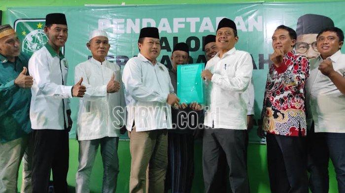 Tokoh Pendidikan Ini Jadi Orang Pertama Ambil Formulir Pendaftaran Cakada di PKB Kota Blitar