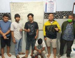 Pelaku (jongkok) bersama tim buru sergap kepolisian Kediri