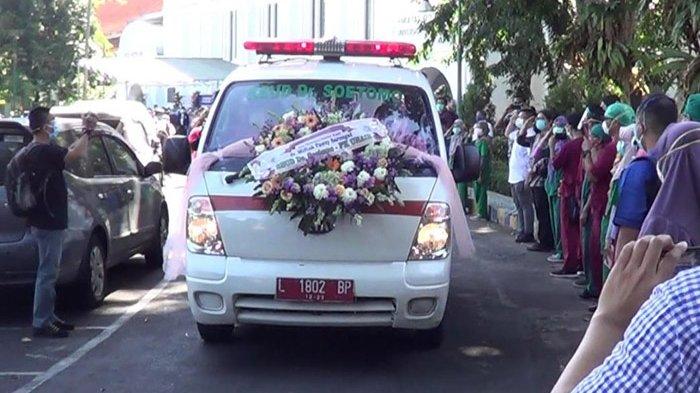 Ambulans yang membawa jenazah dr Miftah saat melintas di depan aula Fakultas Kedokteran (FK) Unair. dr Miftah merupakan dokter ketiga di Surabaya yang meninggal lantaran Covid-19 atau Corona (Surabaya.Tribunnews.com/Sulvi Sofiana)