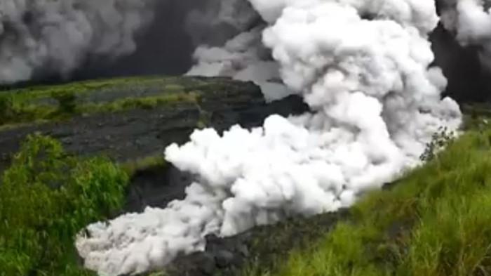 Gunung Semeru terpantau mengalami erupsi dengan jarak luncur awan panas mencapai 5 kilometer ke arah kali Lanang, Kabupaten Lumajang, Rabu (19/11/2025) siang. 178 orang yang terjebak di Gunung Semeru yang kini sedang erupsi, segera dievakuasi pagi ini, Kamis (20/11/2025).