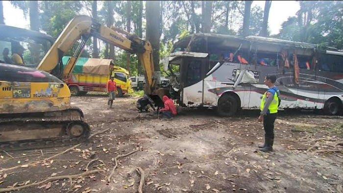 Evakuasi Bangkai Bus Pariwisata yang Terjun ke Jurang di Magetan, Polisi Gunakan Dua Ekskavator