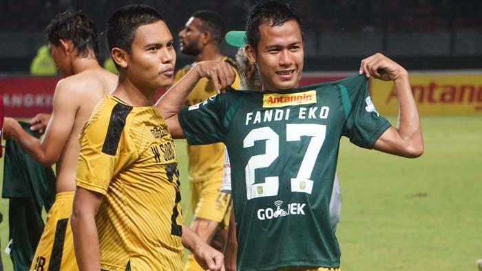 Fandi Eko Utomo dan Wahyu Subo Seto (kanan), bertukar seragam di lapangan.