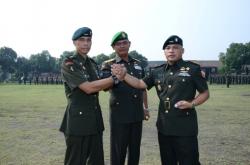 Barmoqni mushukchaga kiritadi