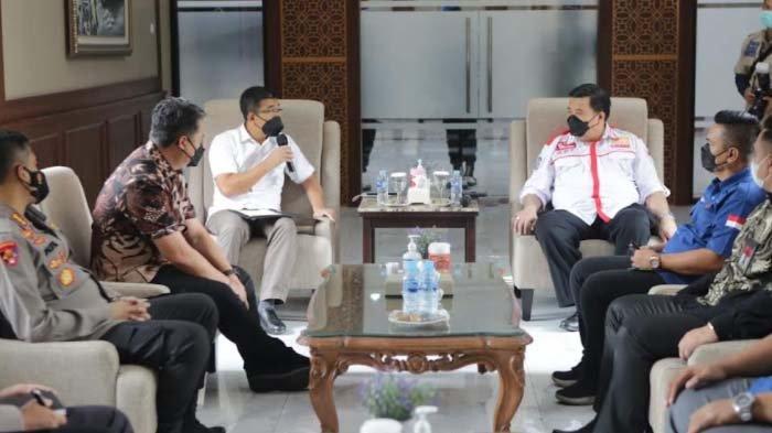 Ketua Umum Dewan Pimpinan Nasional GNKP, Adi Warman beraudiensi bersama Direktur Ditintelkam Polda Jatim, Kombes Pol Yuda Gustawan, dan sejumlah PJU lainnya, di Ruang Selasar Gedung Tri Brata Mapolda Jatim, Jumat (12/11/2021).