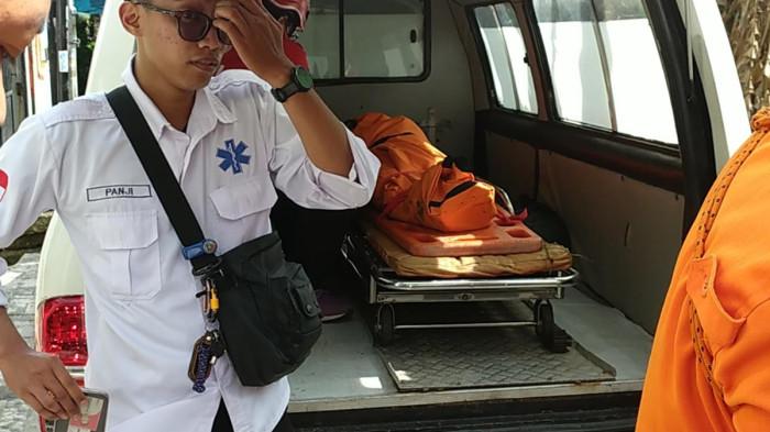 Jasad bocah kelas 3 SD berinisial IR (10) yang tewas tenggelam di waduk tepat belakang Kantor Kelurahan Sambikerep, Kota Surabaya, pada Selasa (10/3/2026) siang, berhasil dievakuasi. Korban IR sempat berpamitan kepada ibundanya hendak bermain sepak bola di halaman sekolahan SDN 1 Sambikerep.
