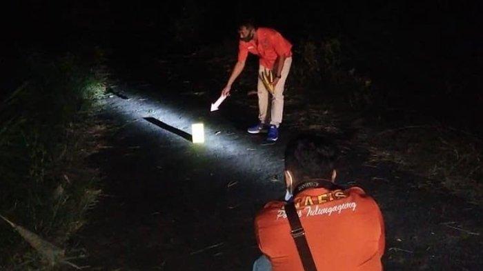 Anggota Unit Inafis Satreskrim Polres Tulungagung melakukan olah TKP. (Ist) 