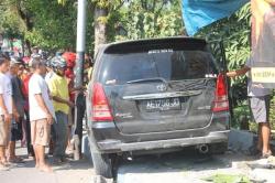 Kijang Innova Jumping, Hantam Warung 3 Terluka