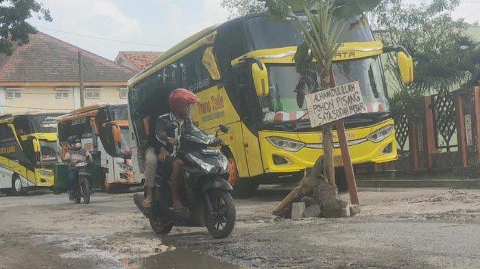 Diprotes Jalan Rusak di Wisata Mbah Cholil, PJ Bupati : Pajak Gak Bayar, Jangan Asal Tutup Jalan!