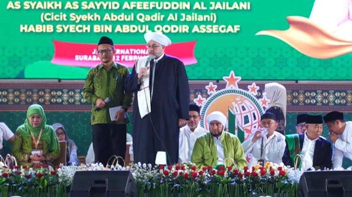 Ribuan Muslimat NU Dapat Ijazah Manaqib Syekh Abdul Qadir Al Jailani, Khofifah Dihadiahi Kiswah