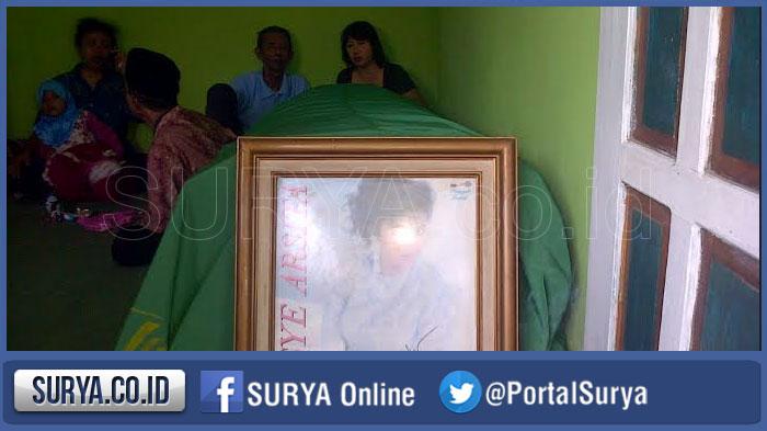 Tunggu Suami dan Anak, Pemakaman Misye Arsita sampai Malam