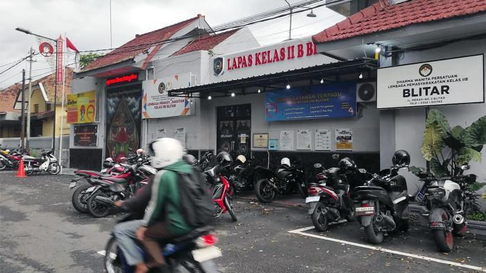 Pengendara melintas di depan pintu gerbang Lapas Kelas IIB Blitar, beberapa waktu lalu. Kantor Wilayah Direktorat Jenderal Pemasyarakat (Kanwil Ditjenpas) Jawa Timur, turun tangan merespons dugaan praktik jual beli fasilitas kamar mewah warga binaan, di Lapas Kelas IIB Blitar