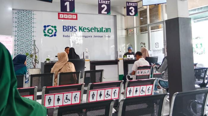 BPJS - Pelayanan di kantor BPJS Kesehatan Jombang yang berada di Jl. Soekarno-Hatta, Kepuhkembeng, Kecamatan Peterongan, Kabupaten Jombang, Jawa Timur, Selasa (10/2/2026).  Sebanyak 29.001 warga Jombang kehilangan status kepesertaan BPJS Kesehatan segmen Penerima Bantuan Iuran (PBI) Jaminan Kesehatan (JK). Dinsos buka jalur reaktivasi.