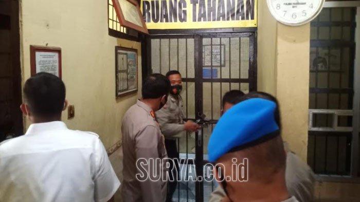 Kapolres Bareng Kalapas Cek Kebersihan Ruang Sel Tahanan Mapolres Pamekasan