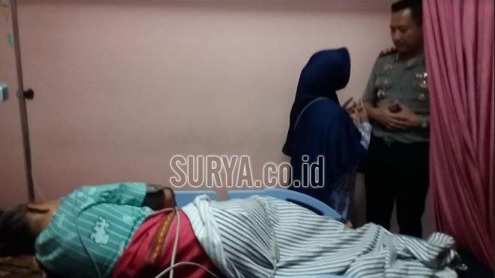 Kapolrses Gresik AKBP Kusworo Wibowo saat menjenguk Kamsinga (54) di IGD RSUD Ibnu Sina, Senin (7/10/2019). 