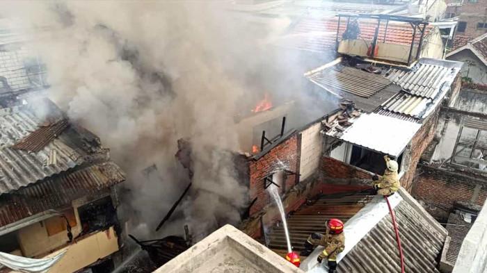 KEBAKARAN - Sejumlah rumah padat penduduk di Jalan Kupang Segunting IV, Kecamatan Tegalsari, Kota Surabaya, Jawa Timur, diamuk Si Jago Merah pada Selasa (21/4/2026) siang. Sebagian besar api menghanguskan lantai 2 rumah. Tidak ada korban jiwa dalam peristiwa ini