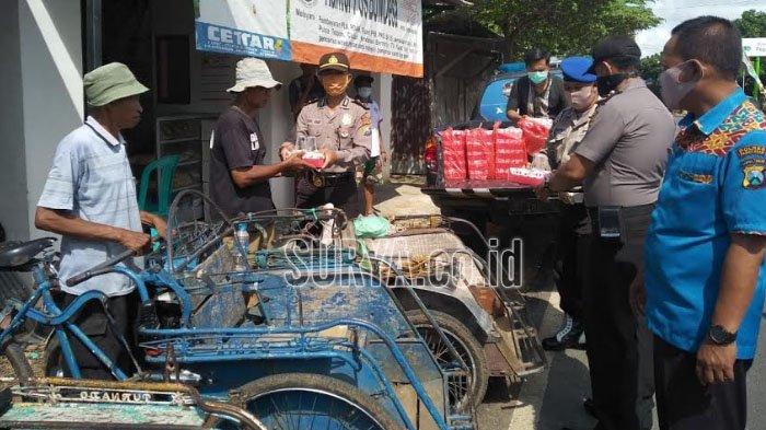 Polsek Galis Pamekasan Bagikan Nasi Kotak dan Air Mineral pada Warga Terdampak Covid-19