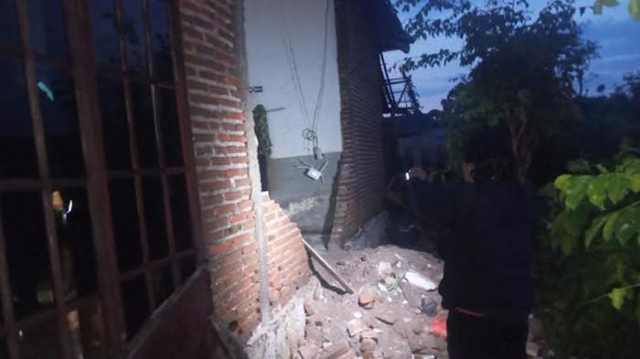 Dahsyatnya Angin Kencang Sampai Robohkan Tembok, Merusak Puluhan Rumah di 3 Desa di Tulungagung