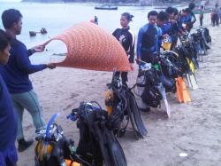 Kibarkan Bendera Merah Putih dan Kain Batik ke Dasar Laut di Pulau Bawean