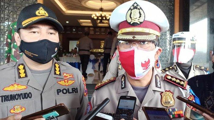 Kabid Humas Polda Jatim, Kombes Pol Trunoyudo Wisnu Andiko bersama Direktur Ditlantas Polda Jatim, Kombes Pol Budi Indra Dermawan. (Humas Polda Jatim)