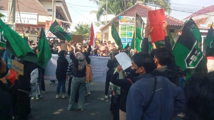 Tolak Kenaikan Harga BBM, Mahasiswa Unjuk Rasa di Gedung DPRD Lamongan