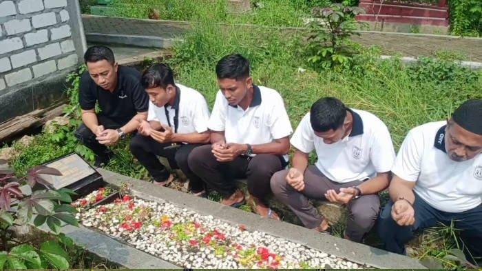 Mengenang Wafatnya Sang Legend, Manajer, Official dan Pemain Persela Ziarah ke Makam Choirul Huda