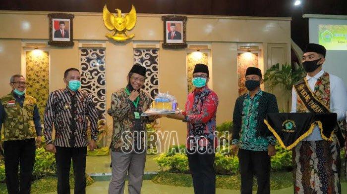 Menkopolhukam Mahfud MD Berikan Bantuan Ratusan APD untuk Pemkab Pamekasan