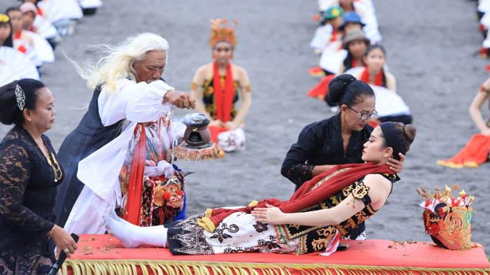 Apa itu Meras Gandrung? Ritual Nuansa Magis Penari Gandrung Sewu Banyuwangi Sebelum Tampil