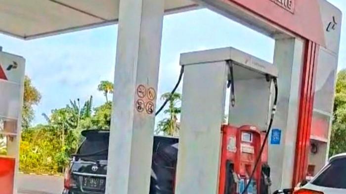 VIRAL - Sebuah mobil dinas tampak mengisi BBM jenis Pertalite di salah satu SPBU di Kabupaten Tuban, Jawa Timur. Kendaraan tersebut viral di media sosial, karena diduga mengganti pelat nomor demi bisa mengisi BBM bersubsidi.